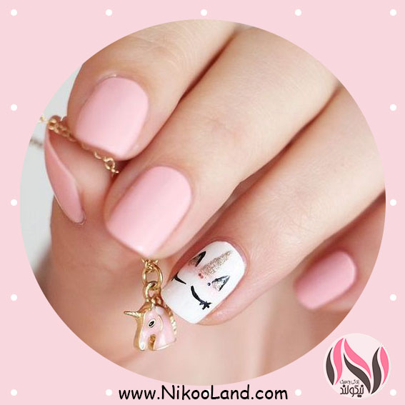 طرح ناخن یونیکورنی سفید صورتی ساده